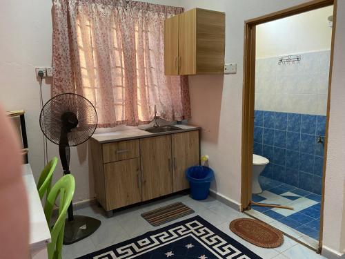 Baño pequeño con lavabo y aseo en Bilik Harian Pengkalan Chepa en Pengkalan Cepa