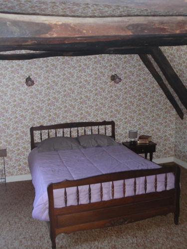 - une chambre avec un lit en bois et un plafond en bois dans l'établissement Villa Meysset, à Sarlat-la-Canéda