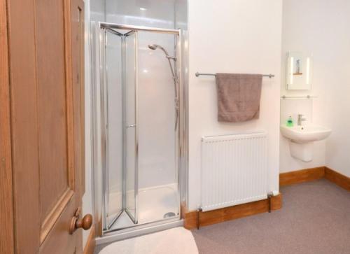 uma casa de banho com um chuveiro e um WC. em Newseat em Huntly