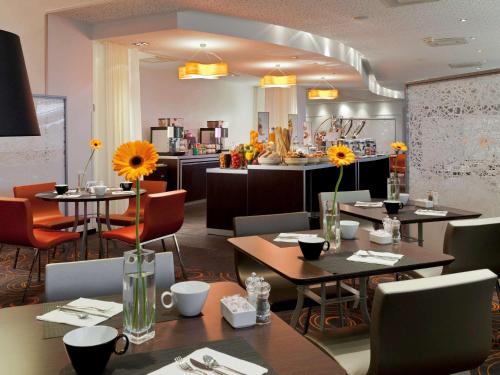 En restaurant eller et spisested på Novotel Paris La Defense Esplanade