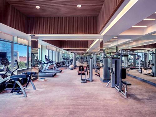 ein Fitnessstudio mit vielen Laufbändern und Maschinen in der Unterkunft Grand Mercure Jakarta Harmoni in Jakarta