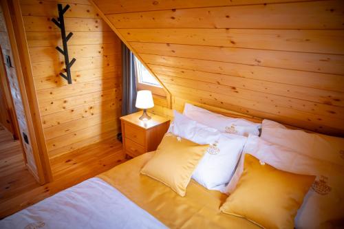 Un pat sau paturi într-o cameră la The Crown Lodge