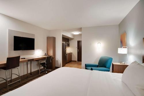 Televisyen dan/atau pusat hiburan di MainStay Suites Carlisle - Harrisburg