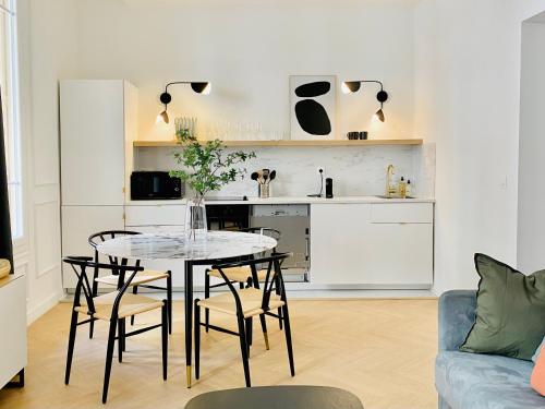 Köök või kööginurk majutusasutuses Newly Renovated Apartment with Balcony, AC, Fiber internet