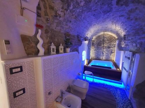 a bathroom with a bath tub in a cave at b&b Dea Fortuna in Bacoli