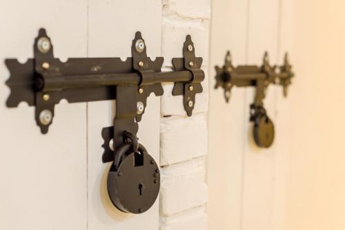 a pair of guns hanging on a wall at Ádám Apartman in Balatonföldvár