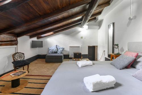 - une chambre avec un grand lit et un salon dans l'établissement Casa Nora, à Rome