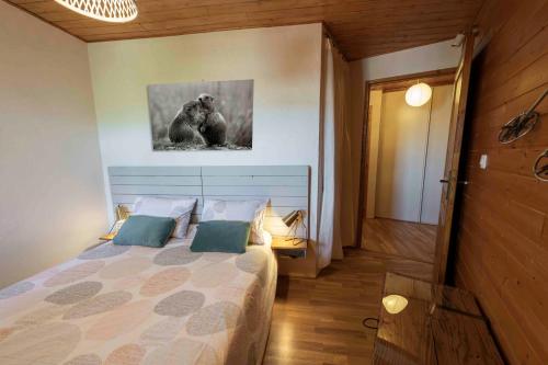 a bedroom with a large bed in a room at Joli T2 - Vue sur Lac - 5 min du plan d'eau d'Embrun in Baratier