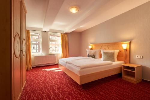 A bed or beds in a room at Hotel Schlossblick