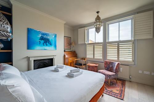 Säng eller sängar i ett rum på Charming home with roof terrace in East London by UnderTheDoormat