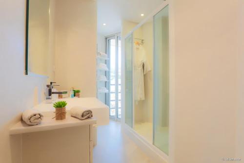 une salle de bain avec un lavabo et une douche dans l'établissement LOFT CROISETTE VUE Mer, à Cannes