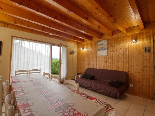 a living room with a long table and a couch at Chalet Morillon Village, 3 pièces, 7 personnes - FR-1-642-42 in Morillon