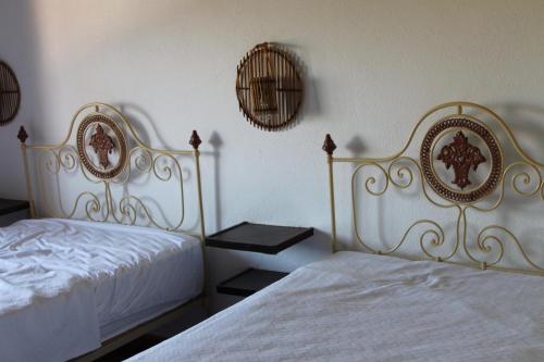 1 dormitorio con 2 camas y 2 cestas en la pared en Herdade dos Templários, en Tomar