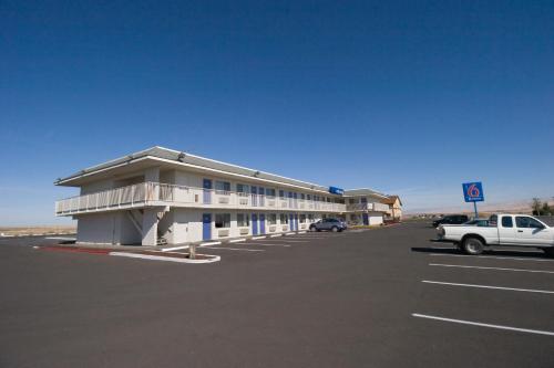 a white truck parked in front of a building at Motel 6-Pendleton, OR in Pendleton