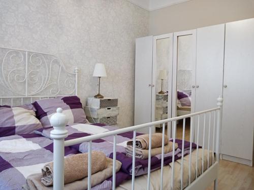 Posteľ alebo postele v izbe v ubytovaní Aurora Main Street Apartment