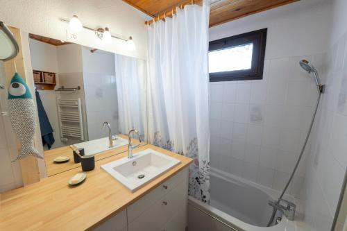 bagno con lavandino, doccia e vasca di Joli T2 - Vue sur Lac - 5 min du plan d'eau d'Embrun a Baratier