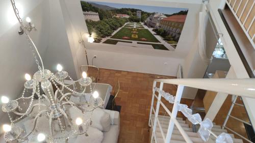 un lustre dans une pièce avec un escalier dans l'établissement VILLA GOLF Crystal Drop Apartment, à Rogaška Slatina