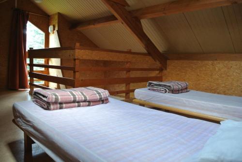 En eller flere senge i et værelse på Camping de Bourbon-lancy