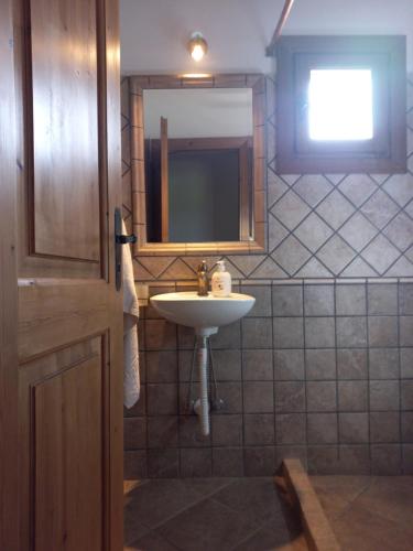 a bathroom with a sink and a mirror at Platanos in Vasiliki