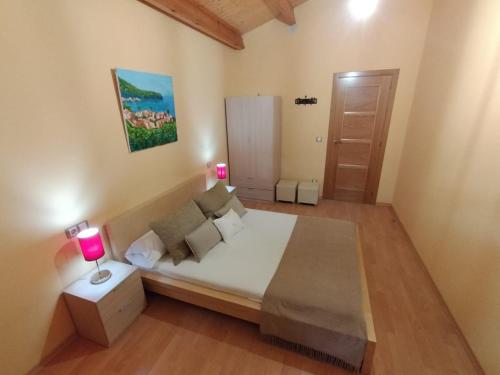 1 dormitorio con 1 cama y 1 mesa con lámpara en Casa Rural Sensaciones 3 dormitorios con jardin en Carrocera