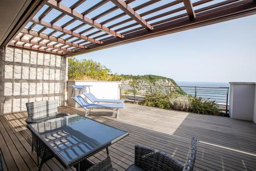 A piscina localizada em FLY by Avolare in Portopiccolo ou nos arredores