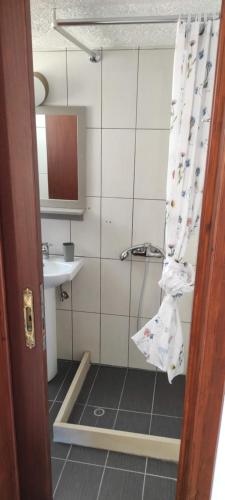 Kúpeľňa v ubytovaní Dedalos n3 Sea View apartment-30 metres from the beach