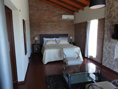 1 dormitorio con cama y pared de ladrillo en Zahrek Resorts & SPA en San Javier