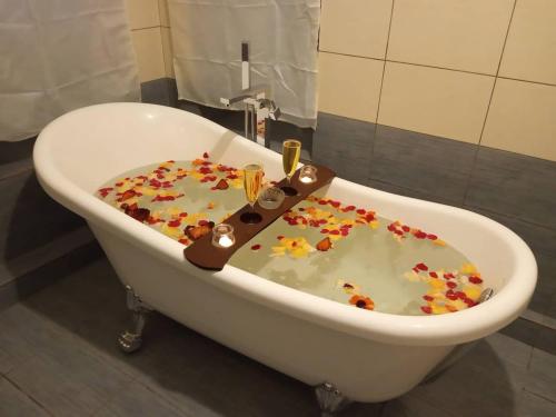 a white bath tub filled with confederacistacistacistacist at Sklithro's stonehouse in Sklíthron
