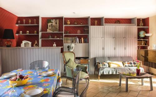 un salon avec une table et un canapé dans l'établissement Villa Mimosas Le Verdon sur Mer, au Le Verdon-sur-Mer