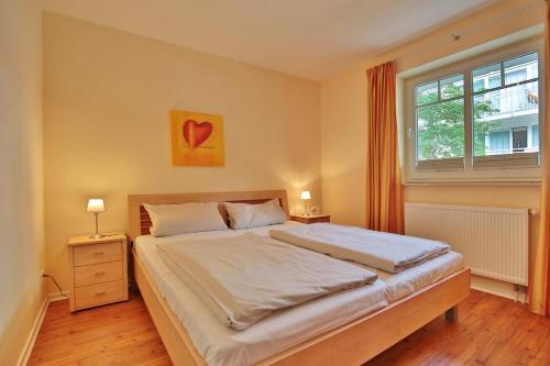 een slaapkamer met een bed met een hartschildering aan de muur bij Villa am Meer Villa am Meer Strandallee 48 Appartement 07 in Timmendorfer Strand
