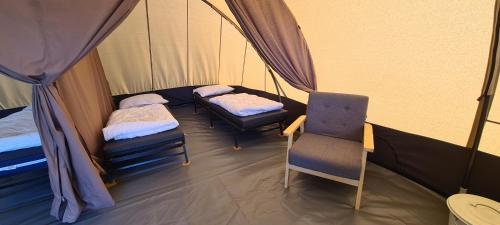 Een bed of bedden in een kamer bij Strandcamping Corfwater - Safaritenten en Safarilodges