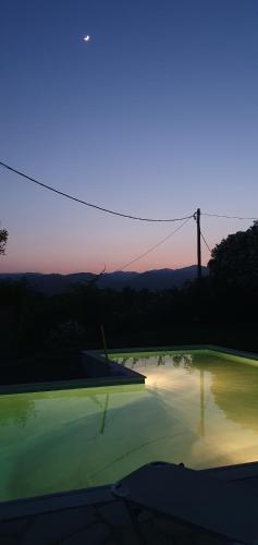 een uitzicht vanaf de achterkant van een auto van een zwembad van water bij Villa Frangipani with large private pool, Rhodes in Lardos