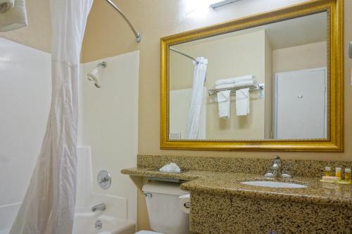 Koupelna v ubytování Days Inn by Wyndham Mission Valley-SDSU