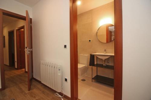 une salle de bains avec lavabo, toilettes et miroir dans l'établissement Casa da Lameira II by Gerês Casas, à Gerês