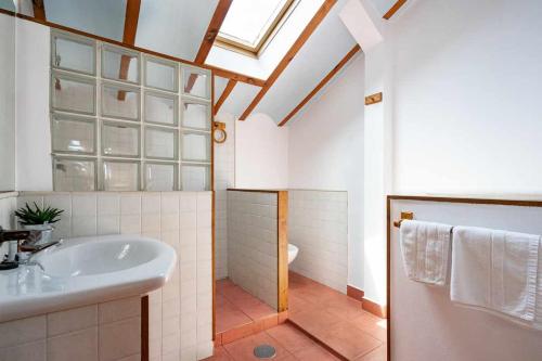 Koupelna v ubytování Casa con jardín cerca de la playa El porton