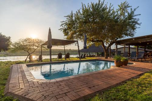 una piscina en medio de un patio en Crocodile Bridge Safari Lodge, en Komatipoort