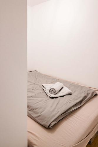 a white shirt sitting on top of a bed at Ferienwohnung Kurpark Brilon am Rothaarsteig in Brilon