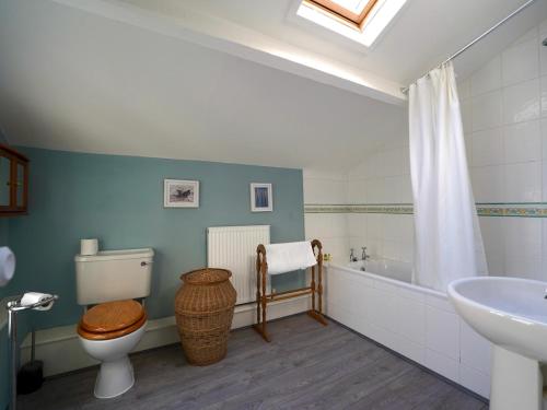 y baño con aseo y lavamanos. en Pass the Keys 3 Bed Terrace with fantastic views over estuary, en Aberdyfi