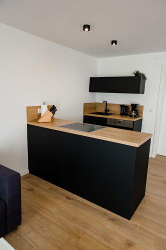 a kitchen with a black and white counter top at Ferienwohnung Kurpark Brilon am Rothaarsteig in Brilon