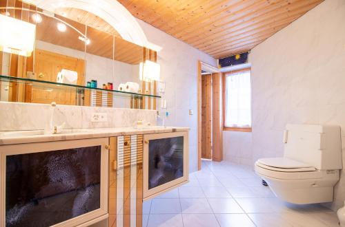 Ванная комната в Penthouse im Haus Padrun