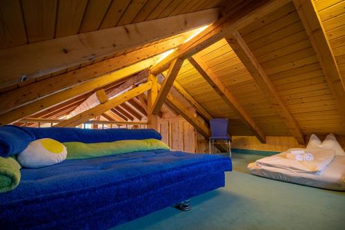 Кровать или кровати в номере Penthouse im Haus Padrun