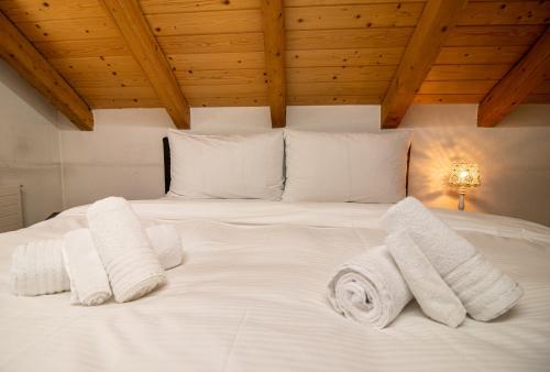 Кровать или кровати в номере Penthouse im Haus Padrun