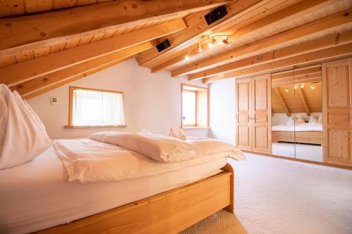 Кровать или кровати в номере Penthouse im Haus Padrun