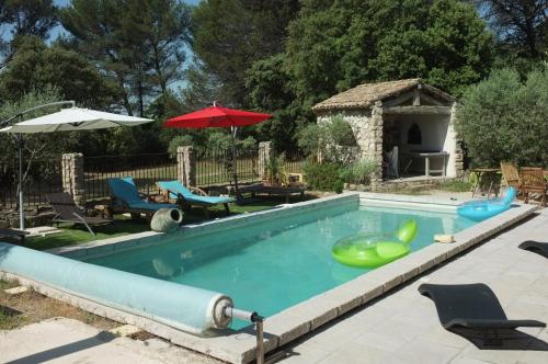 - une piscine avec des chaises gonflables et un kiosque dans l'établissement Sous le Micocoulier, à Mérindol