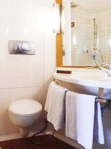 Un baño de Ibis Padang