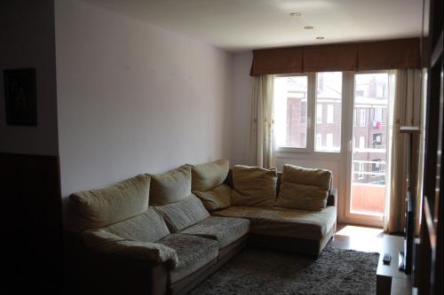 ein Wohnzimmer mit einem Sofa und einem Fenster in der Unterkunft Nuevo Apartamento con excelente Ubicación in El Astillero