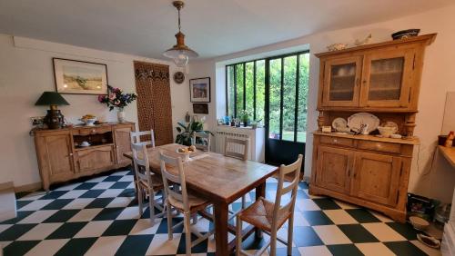 une salle à manger avec une table et des chaises en bois dans l'établissement Les Tournesols, à Mallemort
