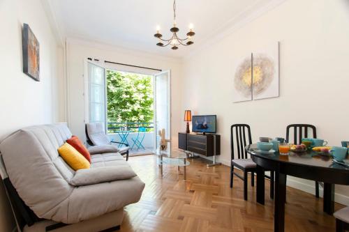 - un salon avec un canapé et une table à manger dans l'établissement Maison Bianchi - Victor Hugo, à Nice