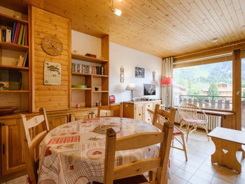une cuisine et une salle à manger avec une table et des chaises dans l'établissement Duplex 3 pièces avec balcon, proche pistes La Clusaz - FR-1-304-122, à La Clusaz