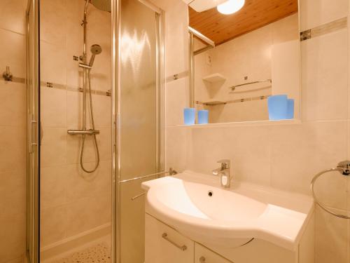 une salle de bain blanche avec une douche et un lavabo dans l'établissement Duplex 3 pièces avec balcon, proche pistes La Clusaz - FR-1-304-122, à La Clusaz